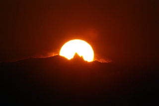 槍に刺さる夕陽