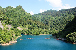 臥竜公園の伝説の竜が上がって来るというロマンに彩られたダム湖